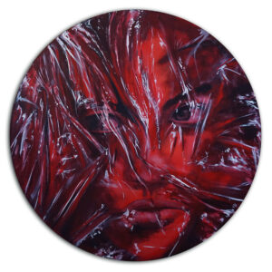 Peinture contemporaine acrylique sur un support rond représentant un visage féminin expressif en plan rapproché. La couleur dominante est un jrouge peint en dégradé. Un premier plan rappelant la texture d’un film plastique étiré et plaqué sur le visage ajoute de la profondeur, un effet de distance ainsi qu’un sentiment d’inquiétude que l’on ressent grâce au traitement du regard.