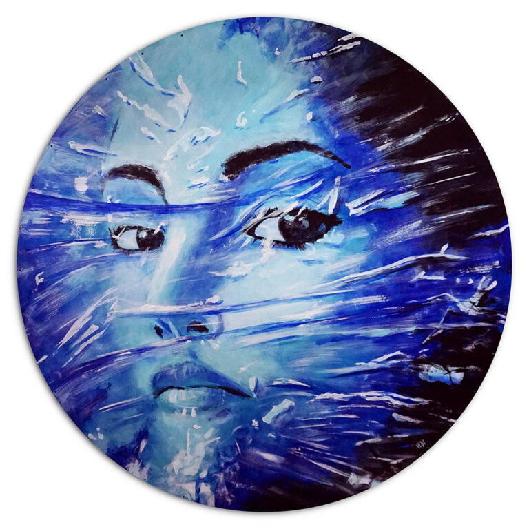 Peinture contemporaine acrylique sur un support rond représentant un visage féminin expressif en plan rapproché. La couleur dominante est un bleu peint en dégradé. Un premier plan rappelant la texture d’un film plastique étiré et plaqué sur le visage ajoute de la profondeur, un effet de distance ainsi qu’un sentiment d’inquiétude que l’on ressent grâce au traitement du regard.