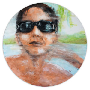 Peinture contemporaine acrylique sur un support rond représentant le visage en plan rapproché d’une jeune femme portant des lunettes de soleil. Le traitement pictural est volontairement flou tout en évoquant une sorte de mouvement pour un rendu plus vivant, plus réel du tableau. L’expression ainsi que la posture de la jeune femme évoquent une certaine quiétude et un bonheur ressenti évoqué par un léger sourire. Les couleurs claires et pastels de l’arrière plan trés flouté suggèrent un paysage tropicale ensoleillé.