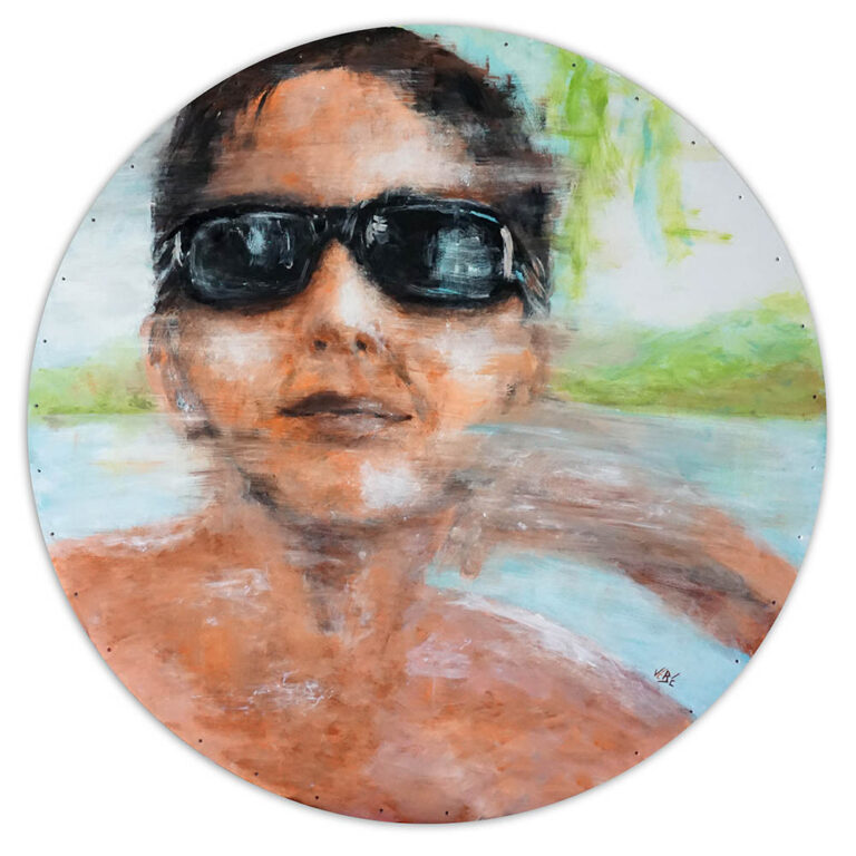 Peinture contemporaine acrylique sur un support rond représentant le visage en plan rapproché d’une jeune femme portant des lunettes de soleil. Le traitement pictural est volontairement flou tout en évoquant une sorte de mouvement pour un rendu plus vivant, plus réel du tableau. L’expression ainsi que la posture de la jeune femme évoquent une certaine quiétude et un bonheur ressenti évoqué par un léger sourire. Les couleurs claires et pastels de l’arrière plan trés flouté suggèrent un paysage tropicale ensoleillé.